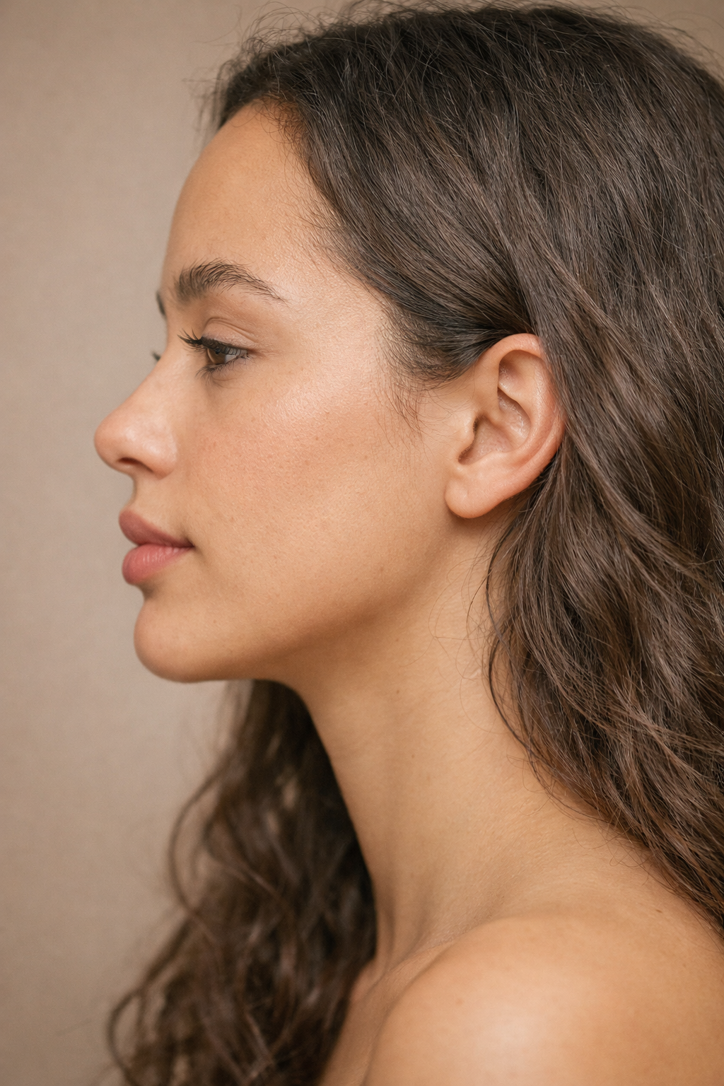 Weiches Profilporträt einer jungen Frau